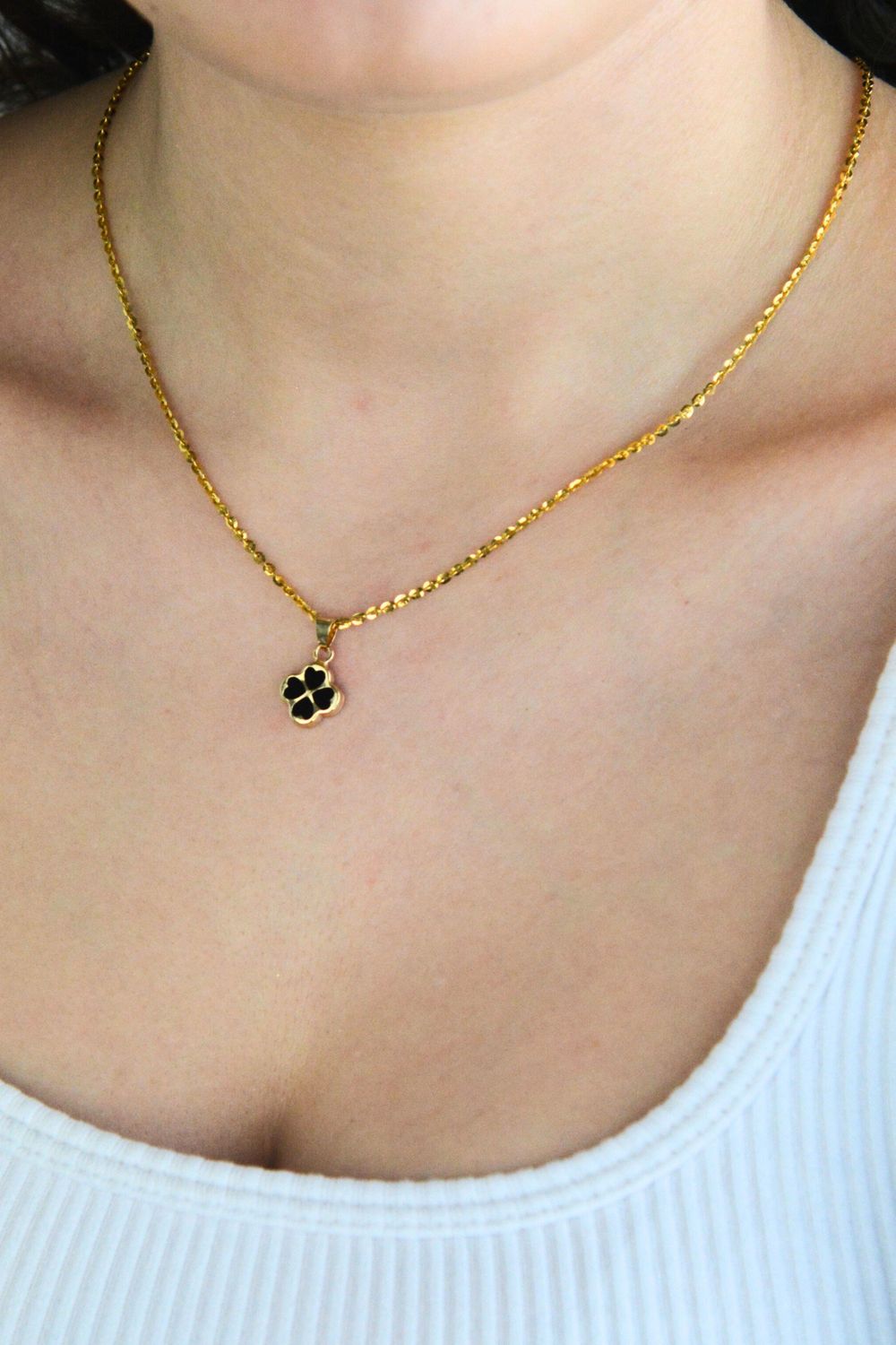 Złota zawieszka czterolistna koniczynka z czarną emalią 585 – symbol szczęścia1.jpg